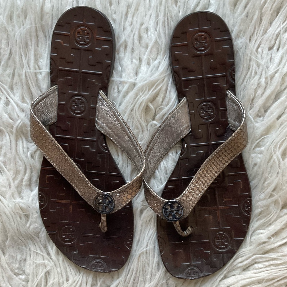 Tory Burch Thora Brown Bronze Metallic Pebbled Leather Thong Flat Sandals Size 7